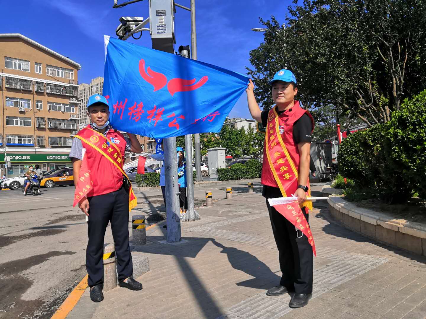 <strong>美女扣逼出水</strong>